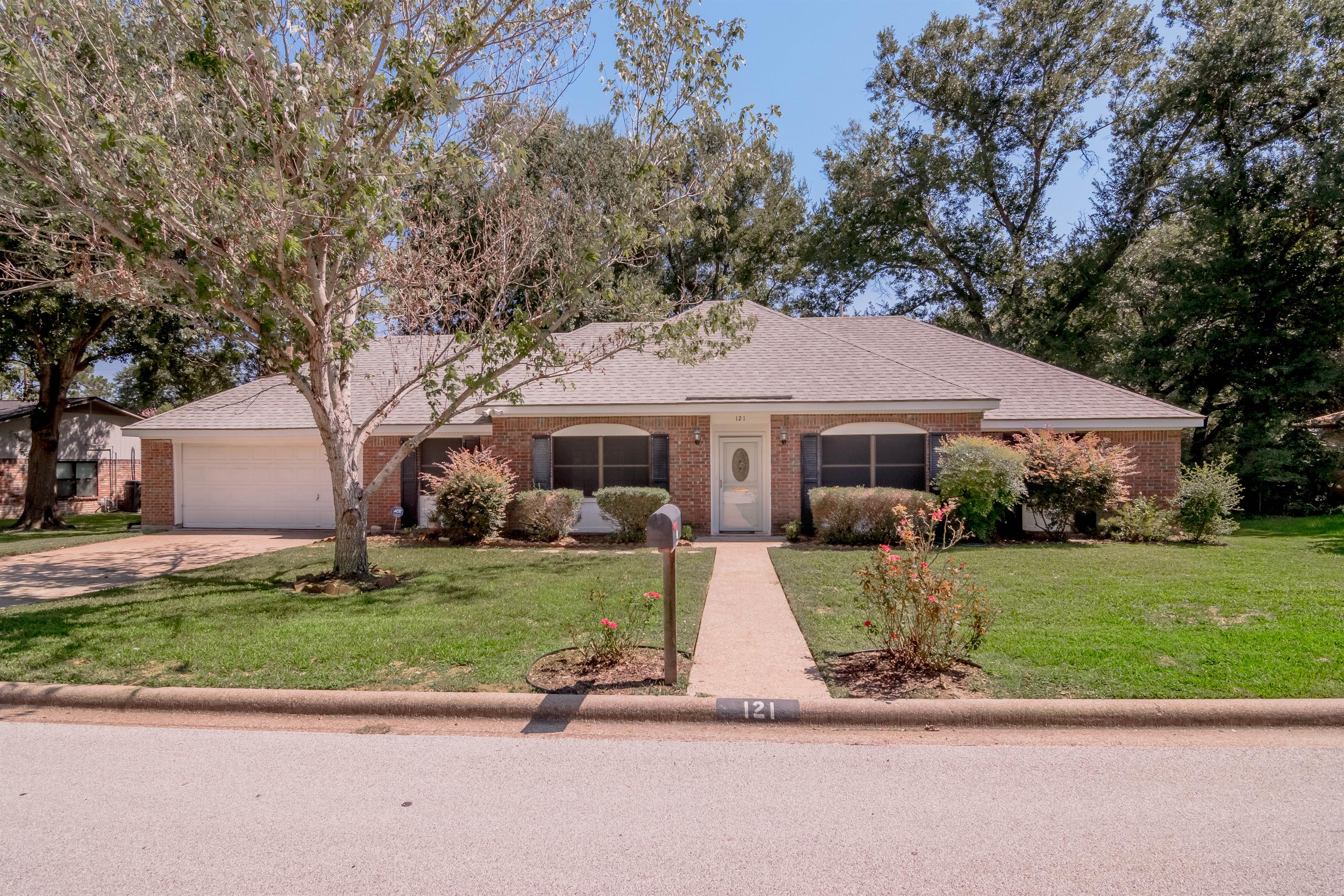 3 Bedroom House – 121 Elmwood Street, Huntsville, TX 77320